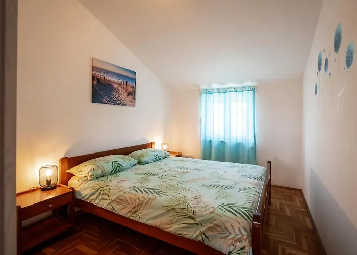 Ana 아파트 풀라